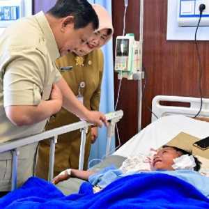 Prabowo Jenguk Korban Tabrakan Mobil Pengantar MBG di RSUD Koja