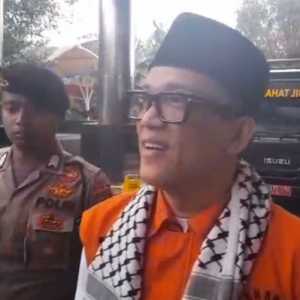 Noel Ebenezer Berpakaian Nyentrik Jelang Pelimpahan ke JPU