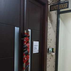 KPK Segel Ruang Kerja Bupati Bekasi, Status Hukum Ade Kuswara Belum Dirilis