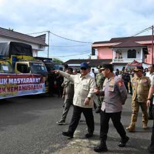 Kapolri Dampingi Prabowo Cek Lokasi Pengungsian dan Posko Makanan Korban Banjir di Tapteng