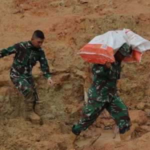 Satgas Tombak Sakti Terjang Medan Sulit Bawa Logistik ke Desa Terisolir