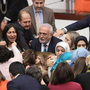 Sidang Parlemen Turki Ricuh saat Bahas Anggaran Negara