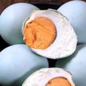 Pembuat Telur Asin Ketiban Cuan Besar Berkat Program MBG