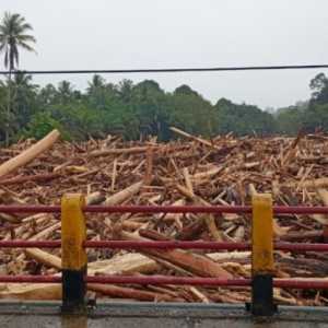 Duka Banjir di Sumatera Bercampur Amarah