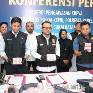 Hendak ke Singapura, 4 Orang Pembawa Rp7,7 Miliar Diamankan di Pelabuhan Harbour Bay Batam