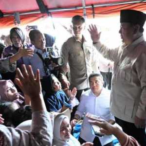 Prabowo Dengarkan Keluhan Warga di Pengungsian Aceh Tengah
