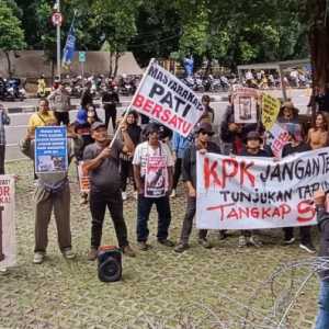 Warga Pati geruduk Gedung KPK, Senin 15 Desember 2025, desak penetapan tersangka Sudewo (RMOL/Jamaludin Akmal