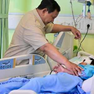 Momen Prabowo Janji Traktir Bubur Ayam Siswa Korban Tabrakan Mobil MBG