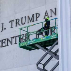 Konser Jazz Natal Dibatalkan Gegara Pemasangan Nama Trump