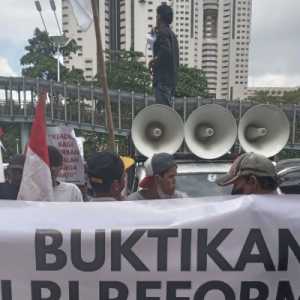 Kasus Investasi Bodong Mandek, Massa Geruduk Polda Metro Jaya