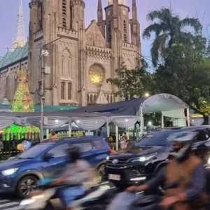 Jelang Malam Natal, Ruas Jalan Depan Katedral Padat