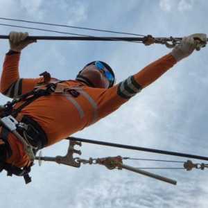 Bergelantungan Demi Listrik Nyala