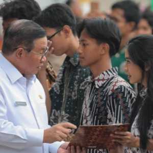 Pramono Tebus 6.050 Ijazah Tertunggak di Sekolah