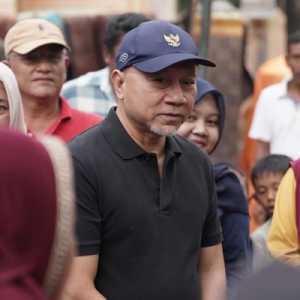 Tinjau Posko Pengungsian Bencana, Zulhas Telepon Dirut PLN Bahas Listrik