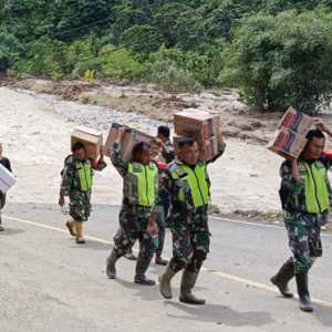 Personel Kodim Aceh Tenggara Jalan Kaki Antar Bantuan ke Desa Terisolir