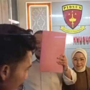 Arinal Tutupi Wajah Dengan Map saat Keluar dari Kejati Lampung