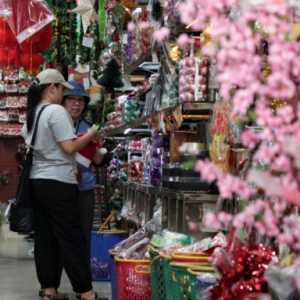 Omzet Pedagang Pernak-pernik Natal di Asemka Meroket