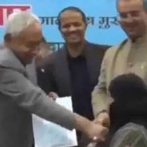 Pejabat India Didesak Mundur Usai Aksi Tarik Cadar Wanita Muslim