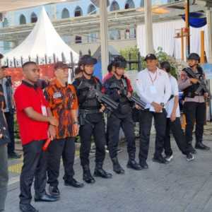 Katedral Dijaga Brimob Jelang Misa Natal 2025