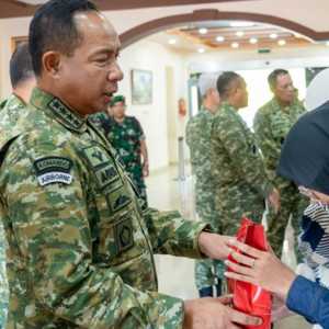 Panglima TNI Santuni Keluarga Prajurit yang Gugur saat Evakuasi Banjir