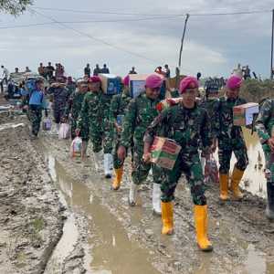 Medan Sulit Bukan Penghalang Marinir Salurkan Bantuan di Aceh Utara