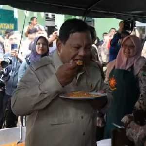 Prabowo Makan Nasi Goreng Telur Ceplok di Dapur Pengungsian Agam