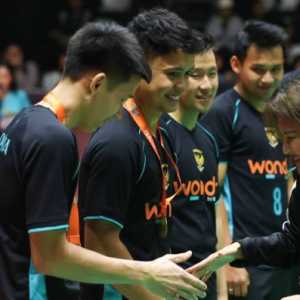 Jojo-Ginting Ajak Penonton Tanding Bulu Tangkis di wondr BrightUp Cup 2025