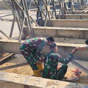 Zeni TNI AD Bangun Jembatan Lancarkan Akses Distribusi Bantuan