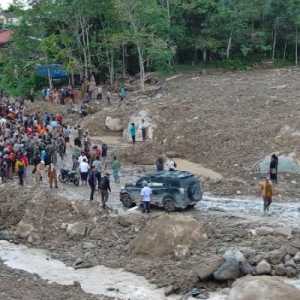 Kementerian PU  Kerahkan  298 Alat Berat  dan Ribuan Material ke Titik Terdampak Bencana Sumatera