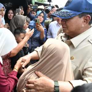 Prabowo Peluk dan Tenangkan Warga yang Menangis di Posko Pengungsian Bireuen