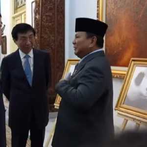 Momen Prabowo Pamer Bayi Panda Rio ke Ketua MPR Tiongkok