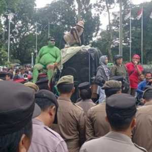 Ratusan Sopir Angkot Geruduk Balai Kota Bogor