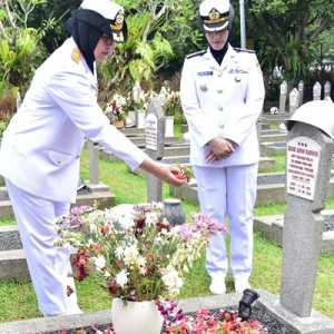 Ziarah ke Makam Ainun Habibie