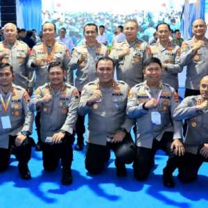 Presiden Prabowo Anugerahkan Tanda Kehormatan kepada Personil Polri