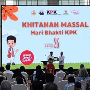 Hari Bhakti ke-23, KPK Berbagi lewat Khitanan Massal dan Donasi Korban Bencana