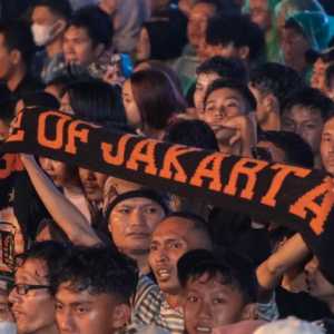 3.846 Petugas Bersihkan Sampah Tahun Baru