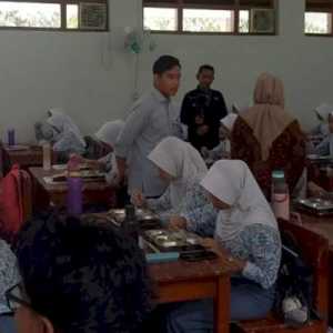 Siswa SMA di Tasikmalaya Deg-degan Dihampiri Gibran saat Santap MBG