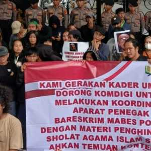 Massa menggelar demo di depan Kantor Komdigi Jakarta untuk memprotes materi stand up Pandji Pragiwaksono, Senin, 12 Januari 2026. (Foto: Dok. Pribadi)
