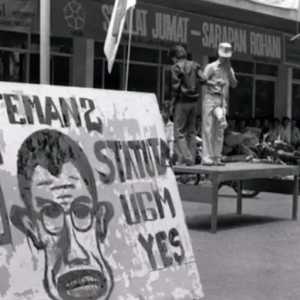 Penyair, Gerakan Mahasiswa, Pers dan Sang Komedian