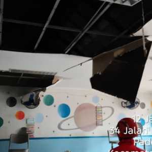 Plafon SDN 05 Pademangan Timur Roboh Saat Siswa Sarapan MBG