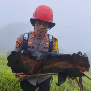 Potongan Bangkai Pesawat ATR 400