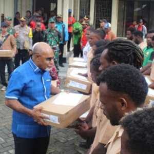 Gubernur Papua Tengah Bagikan Laptop Gratis ke Pelajar