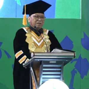 Pembina Yayasan Pendidikan OSO, Dr Oesman Sapta saat wisuda ke-II Universitas OSO di Kalimantan Barat, Kamis, 22 Januari 2026. (Foto: Dok. Universitas OSO)