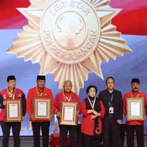 Ribka Tjiptaning Hingga FX Rudy Peroleh Penghargaan dari Megawati