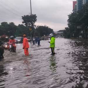 Ratusan RT dan Belasan Ruas Jalan di Jakarta Masih Tergenang hingga Jumat Siang
