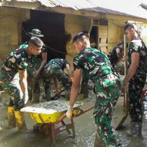 Taruna TNI Bersihkan Lumpur