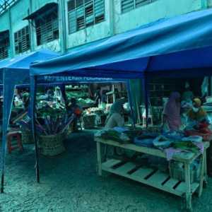 Berjualan di Atas Lumpur