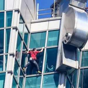 Alex Honnold Panjat Gedung Taipei 101 Tanpa Alat Pengaman