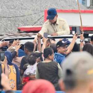 Warga Antusias Sambut Prabowo Jelang Panen Raya di Karawang
