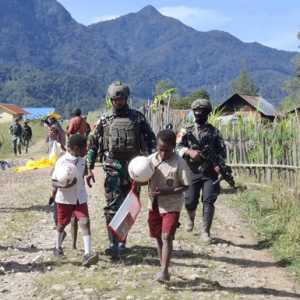 Marinir Dorong Semangat Belajar Anak-anak di Pedalaman Papua